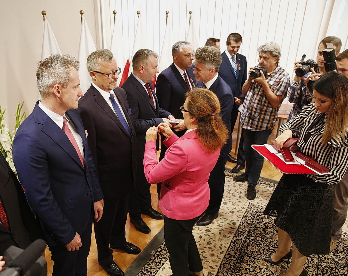 Zdjęcie przedstawia wręczenie Brązowych Krzyżów Zasługi dla odznaczonych.
