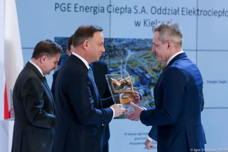 Zdjęcie przedstawia wręczenie nagrody przez Prezydenta RP