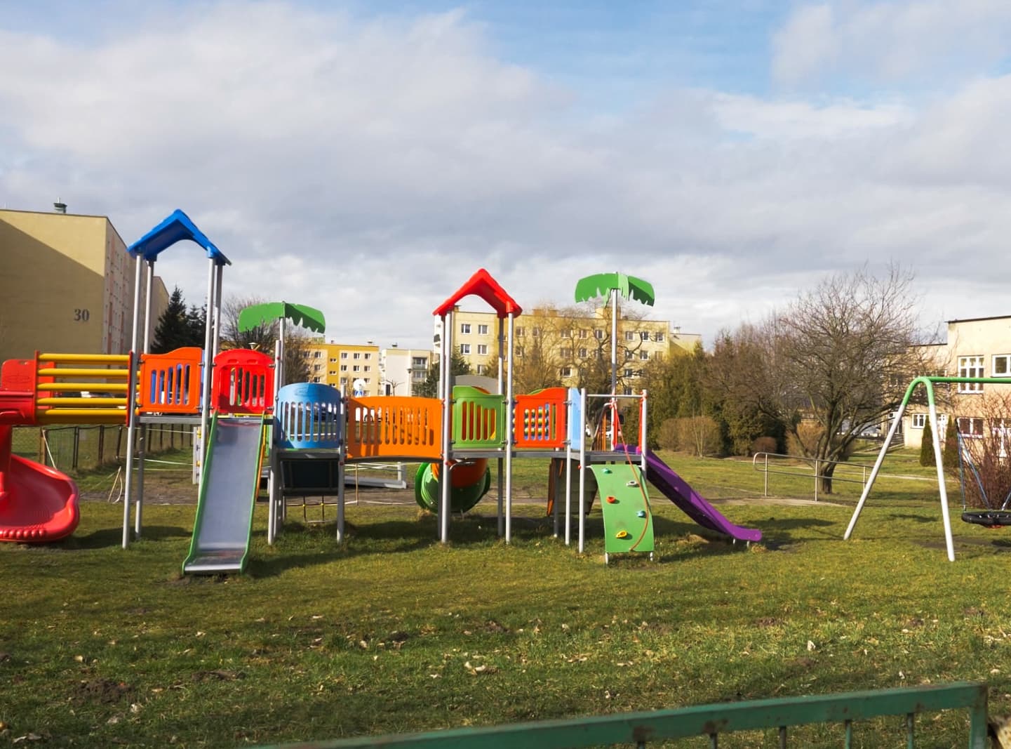 zdjęcie przedstawia plac zabaw przy przedszkolu