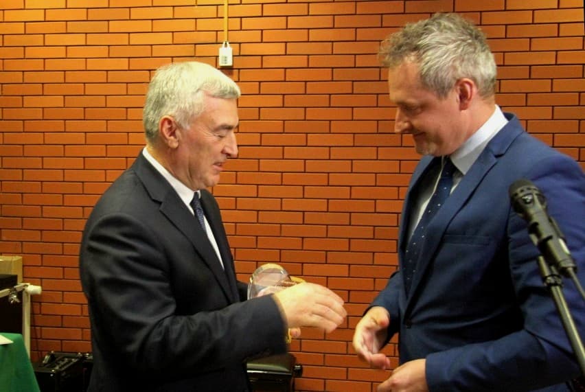 Zdjęcie przedstawia wręczenie nagrody Czyste Serce 